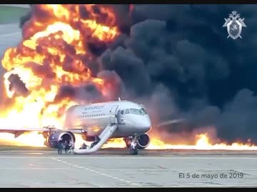 緊急着陸し炎上した旅客機の非常口から脱出する乗客...41人死亡事故映像公開　