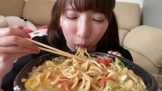 【大食い】豚野郎拉麺背脂蒜全マシ最強アレンジ【もえあず】