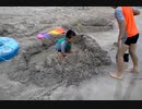塹壕を掘る少年兵