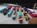【トミカ ロング】長い車が坂を走っていくよ♪トラックや消防車などの働く車が登場！