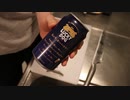 酒を飲みながらつまみを作る男