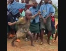 踊る黒人少年