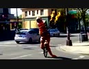 バグパイプから火を吹きながら「level5-judgelight-パークのテーマ」を演奏してる一輪車に乗った恐竜から絶叫しながら逃げるおっさん