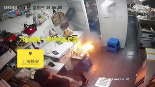 上海の唐揚げ店厨房で電動バイク用バッテリー充電中に爆発炎上w