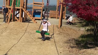 【ワールド牧場】アスレチック：2種類のターザンロープで遊ぶあい❤乗る時が難しいwww