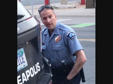 アメリカ、暴動の元凶である黒人を殺した 警察官の写真を世界に公開