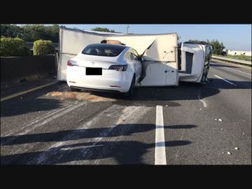 台湾で自動運転走行試験中の「Tesla Model 3」高速道で転倒したトラックに突入