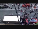 CA州サンノゼに駐車中のUPSトラックから配送品を略奪する黒い群衆