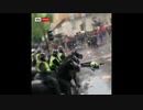 ロンドンのBLM抗議で群衆整理の女性騎馬警官が顔を信号に強打し落馬