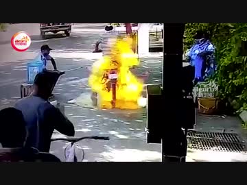 インドで人が乗ったバイクに消毒の為にアルコール噴霧...燃え上がる