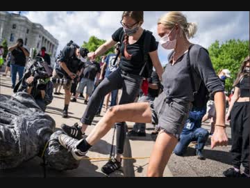 コロンブス像を池に沈める←アメリカ人 「コロンブスってもしかして先住民虐殺者なんじゃね？」