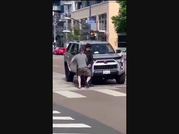 米国の白人兄ちゃんがアジア人にちょっかい出して蹴りを入れた...結果w