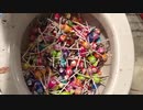 スキットルズとペロペロキャンディーをトイレに流してみた