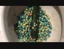 M&M'sと胡瓜をトイレに流してみた