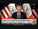 NY市長が警察予算10億ドル削減求め議会で採決...デモ隊と警察庁舎前で衝突