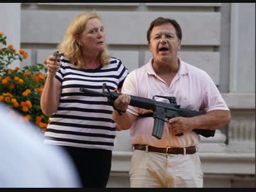 【悲報】私有地に侵入してきたデモ隊に銃を向けた白人夫婦、犯罪者扱いされてしまう