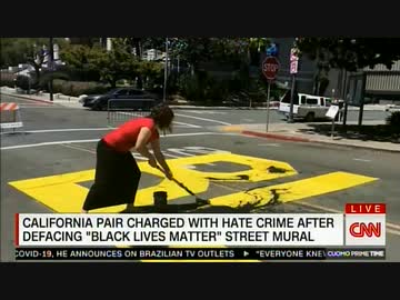 公共の道路に書かれたBLMの黄文字に黒ペンキ塗った男女を...