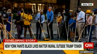 NY五番街トランプタワー前のBLM黄文字...NY市長も手伝い完成させるw