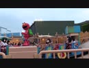 【USJ：ﾕﾆﾊﾞｰｻﾙﾜﾝﾀﾞｰﾗﾝﾄﾞ】エルモのゴーゴー・スケートボードに乗るあい❤あいだけ手を挙げて乗っているwww