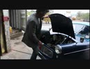 キックスタートでエンジンをかける単気筒三輪自動車