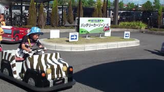 【岩ケ池公園】バッテリーカー（サファリカー⁉）に乗るあい❤どんなハンドルさばきをしているの…