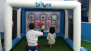 【トンデミ】ストラックアウトバウンサーでスタッフのお兄さんと遊ぶあい❤ルールをよく分かっていませんが…