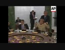【セクハラ？】アメリカ合衆国大統領による国家元首レベルの肩もみ【フェミニスト発狂】