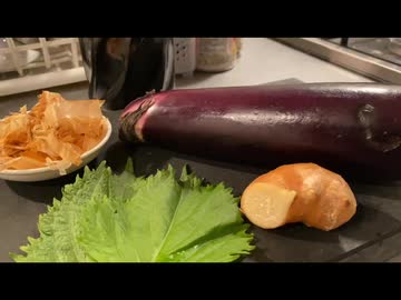 自分を大蛇丸と信じて止まなかった一般男性が、ナスの揚げ浸しで優勝する動画です。