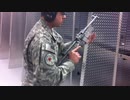 折り畳み式9mmサブマシンガンのデモンストレーション
