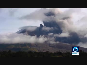 インドネシアのシナブン山が一週間で8回噴火