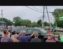 トランプ大統領がケノーシャに到着...暴動現場視察に向かう車列に支持者が声援