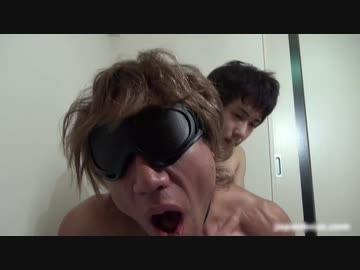 船酔いしたタクヤさんの背中をさするToraemon