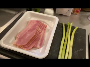 自分を大蛇丸と信じて止まない一般男性が、アスパラベーコンとビールで優勝する動画です。