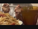 焼きそばの咀嚼音。