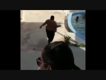 おデブがプールに入ったら…