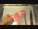 【料理】鶏肉と死闘を繰り広げる男