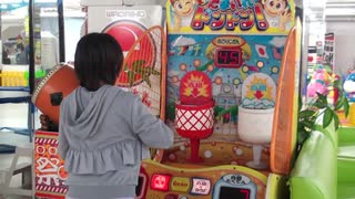 【KID'S　US　LAND】紅白たまいれドンドンで遊ぶあい❤数を数える時に玉が飛び出てくるwww