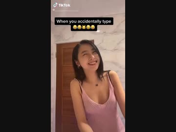 ゆるゆるな胸元