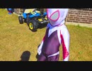 スパイダーグウェンのコスプレをする幼女