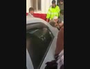 賄賂の支払いを拒否した老人に暴行を加えるアフガン警察