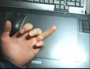ちょっとした指でできる簡単な特技を披露する