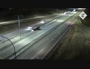飛行機が高速道路に緊急着陸
