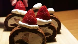 Santa claus roll cake/サンタロールケーキ/真っ赤な苺とんがり帽をかぶったチョコロールケーキ/シードルと一緒に楽しみましょう