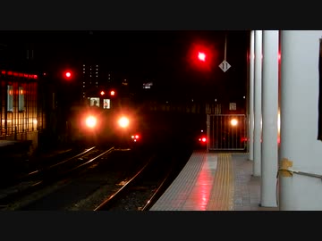 【博多駅】機外停車中の普通を追い抜いて入線してくる区間快速