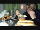 日清デカうま豚キムチラーメン＆スナックパンを食べるオッサン