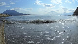 ある日の桜島（その２４５）＜冬の磯海水浴場と波音と桜島＞