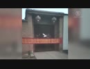 ドアを溶接、外出禁止