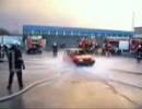 消防車の放水の水圧で車を飛ばしてみた。
