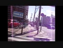 上空から追いかけてくるピンクの光線