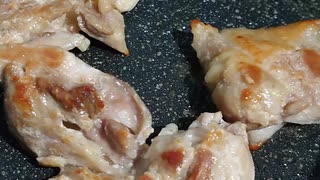 【飯テロ】ただひたすらに鶏肉を焼くだけの動画